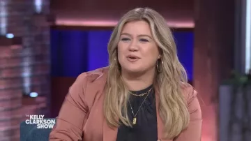 Veste Blazer rose portée par Kelly Clarkson comme on le voit dans The Kelly Clarkson Show