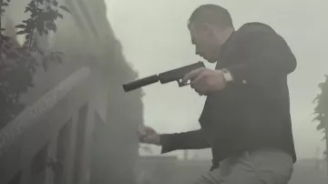 Reloj dorado usado por Lloyd Hansen (Chris Evans) como se ve en los atuendos de The Gray Man