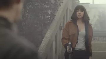 Chaqueta marrón usada por Dani Miranda (Ana de Armas) como se ve en los atuendos de la película The Gray Man