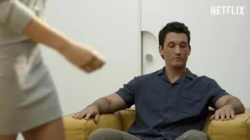 Chemise bleu foncé portée par Jeff (Miles Teller) comme on le voit dans le film Spiderhead