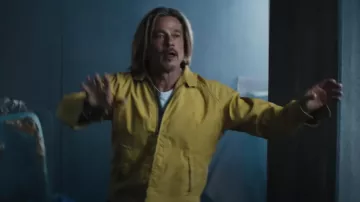 Veste zippée jaune portée par Ladybug (Brad Pitt) comme on le voit dans les tenues de film Bullet Train