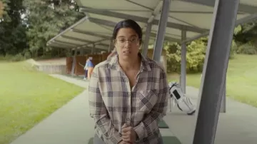 La chemise à carreaux portée par Sofia (Melha Bedia) dans le film La très très grande classe