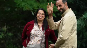 Le blouson rouge en velours porté par Sofia (Melha Bedia) dans le film La très très grande classe