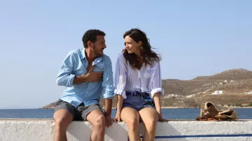 La camisa blanca con rayas azules que lució Marina (Stacy Martin) en la película I Love Greece