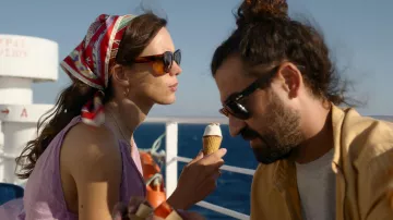 Las gafas de sol a escala que lleva Marina (Stacy Martin) en la película I Love Greece
