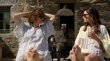 El vestido de túnica estampado usado por Lia (Maria Apostolakea) en I Love Greece