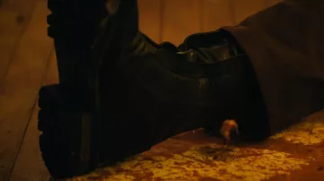 Bottes portées par Frenchie (Tomer Kapon) dans les tenues de la série télévisée The Boys (saison 3 épisode 1)