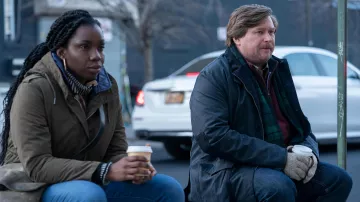 Chaqueta azul con cremallera usada por Tommy (Michael Chernus) como se ve en los atuendos de la serie de televisión Monsterland (Temporada 1 Episodio 8)