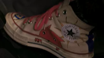 Zapatillas Converse Hi Top usadas por Kamala Khan (Iman Vellani) como se ve en el vestuario de la serie de televisión Ms. Marvel (Temporada 1 Episodio 1)