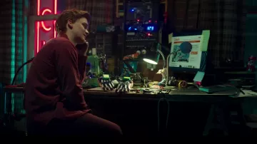Camisa borgoña usada por Bruno Carrelli (Matt Lintz) como se ve en los atuendos del programa de televisión Ms. Marvel (Temporada 1 Episodio 1)