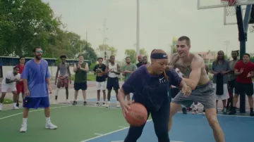 Nike Tee et bandeau portés par Teresa Sugarman (Queen Latifah) dans la garde-robe du film Hustle