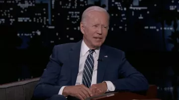 Costume bleu porté par le président Joe Biden dans Jimmy Kimmel Live! sur juin 8, 2022