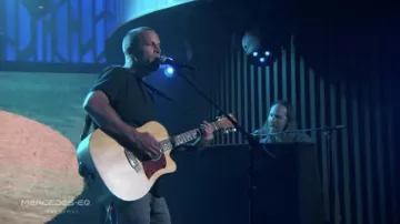 Guitare acoustique utilisée par Jack Johnson comme on le voit dans Jimmy Kimmel Live! sur juin 8, 2022