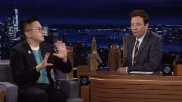 T-shirt rayé bleu et vert porté par Bowen Yang vu dans The Tonight Show Starring Jimmy Fallon le 8 juin 2022