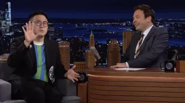 Veste Blazer noire portée par Bowen Yang comme vu dans The Tonight Show Starring Jimmy Fallon le 8 juin 2022