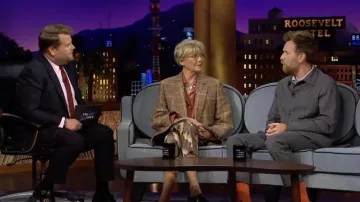 Veste blazer oversize à carreaux portée par Annette Bening comme on l’a vu dans The Late Late Show avec James Corden le 8 juin 2022