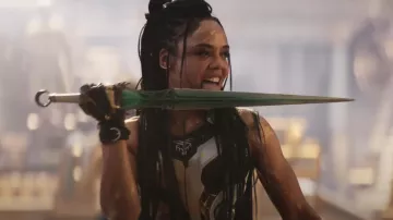 Épée utilisée par Valkyrie (Tessa Thompson) comme on le voit dans Thor: Love and Thunder