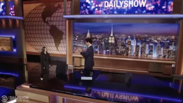 Combinaison noire portée par Iman Vellani comme on l’a vu dans The Daily Show avec Trevor Noah le 9 juin 2022