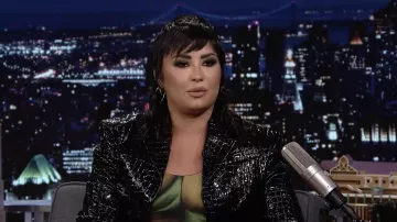 Veste en cuir portée par Demi Lovato vue dans The Tonight Show Starring Jimmy Fallon le 9 juin 2022