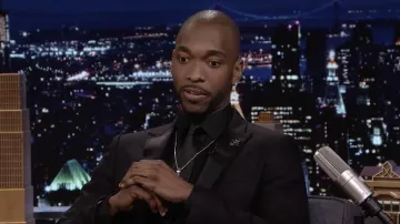 Broche portée par Jay Pharoah comme on le voit dans The Tonight Show Starring Jimmy Fallon le 9 juin 2022