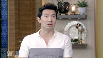 Polo Zip gris et blanc porté par Simu Liu vu dans LIVE avec Kelly et Ryan