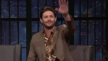 Chemise imprimée portée par Jensen Ackles comme on le voit dans Late Night with Seth Meyers