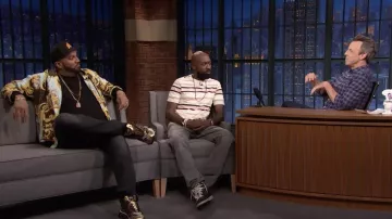 T-shirt rayé porté par Desus Nice vu dans Late Night with Seth Meyers le 9 juin 2022