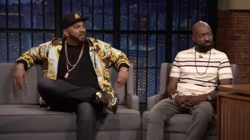 Sweat à capuche zippé imprimé Versace porté par Mero comme on le voit dans Late Night with Seth Meyers