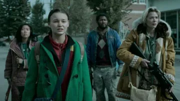 Manteau vert d’Anna (Zoe Marlett) vu dans les tenues de la série télévisée Black Summer (saison 2 épisode 8)