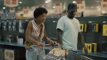 Camiseta gris coyotes usada por Jill Haywood (Keke Palmer) como se ve en Nope