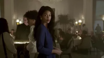 Vestido azul usado por Robin Givens (Laura Harrier) como se ve en el programa de televisión Mike (Temporada 1)