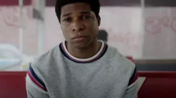 Sudadera gris usada por Mike Tyson (B.J. Minor) como se ve en el vestuario de la serie de televisión Mike (Temporada 1)