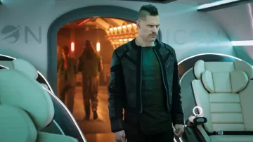 Chaqueta usada por Tomm Schultz (Joe Manganiello) como se ve en el vestuario de Moonhaven (Temporada 1)