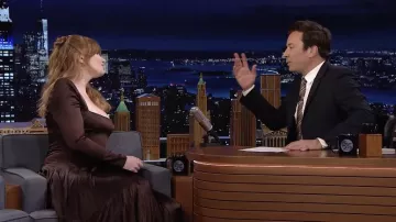 Robe longue brune portée par Bryce Dallas Howard vue dans The Tonight Show Starring Jimmy Fallon le 10 juin 2022