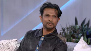 Chemise imprimée noire en soie portée par Utkarsh Ambudkar comme on le voit dans The Kelly Clarkson Show