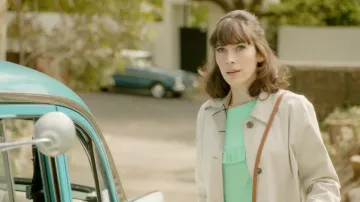 Trench-coat porté par Peregrine Fisher (Geraldine Hakewill) vu dans la garde-robe de la série télévisée Modern Murder Mysteries de Mme Fisher (saison 1)