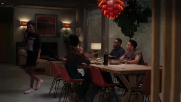 Nike Pink Sneakers portées par Calliope Burns (Imani Lewis) comme on le voit dans la garde-robe de la série télévisée First Kill (saison 1 épisode 1)