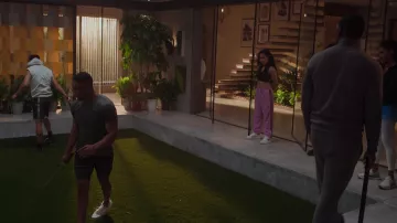 Pantalon Adidas Pink Track porté par Tess (MK xyz) tel que vu dans les tenues de la série télévisée First Kill (saison 1 épisode 3)