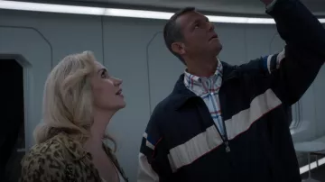 Chaqueta Fila Track usada por Edward Baldwin (Joel Kinnaman) como se ve en los atuendos de la serie de televisión For All Mankind (Temporada 3 Episodio 1)