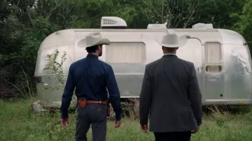 Jeans Wrangler usados por Cordell Walker (Jared Padalecki) como se ve en los atuendos de la serie de televisión Walker (Temporada 2 Episodio 18)