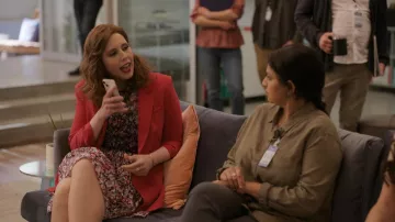 Robe imprimée florale portée par Joanna Gold (Vanessa Bayer) telle que vue dans la garde-robe de la série télévisée I Love That for You (saison 1 épisode 7)