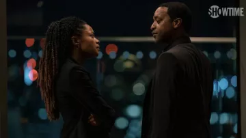 Pendientes de oro usados por Justin Falls (Naomie Harris) como se ve en los atuendos de la serie de televisión The Man Who Fell to Earth (Temporada 1 Episodio 7)