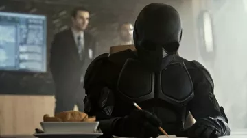 Cosplay de costume noir noir porté par Black Noir (Nathan Mitchell) dans The Boys (S03E04)