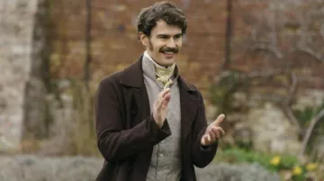 Manteau brun porté par Henry (Theo James) comme on le voit dans la garde-robe du film Mr. Malcolm’s List