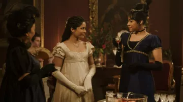 Robe bleu marine portée par Julia (Zawe Ashton) telle qu’elle figure sur la liste de M. Malcolm