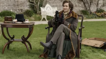Abrigo largo de piel usado por Lord Cassidy (Oliver Jackson-Cohen) como se ve en la lista del Sr. Malcolm