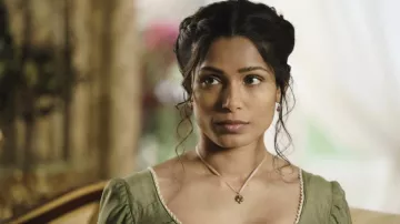 Pendentif collier porté par Selina Dalton (Freida Pinto) dans la liste de M. Malcolm