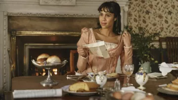 Robe rose portée par Julia (Zawe Ashton) comme on le voit dans les tenues de film Mr. Malcolm’s List