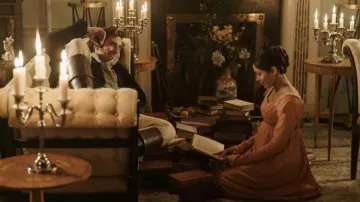 Robe rose portée par Selina Dalton (Freida Pinto) telle que vue dans la liste de M. Malcolm