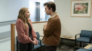 Chaqueta de piel rosa usada por Lake Meriwether (Bebe Wood) como se ve en los atuendos de la serie de televisión Love, Victor (Temporada 2 Episodio 6)